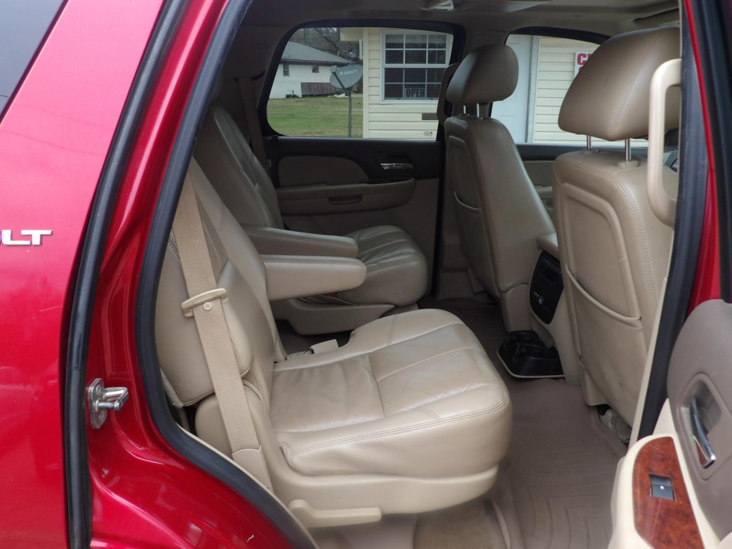 2012 Crystal Claret Tincoat /Tan GMC Yukon SLT (1GKS1CE00CR) with an 5.3L V8 engine, Automatic transmission, located at 401 First NE, Bearden, AR, 71720, (870) 687-3414, 33.726528, -92.611519 - Photo#16